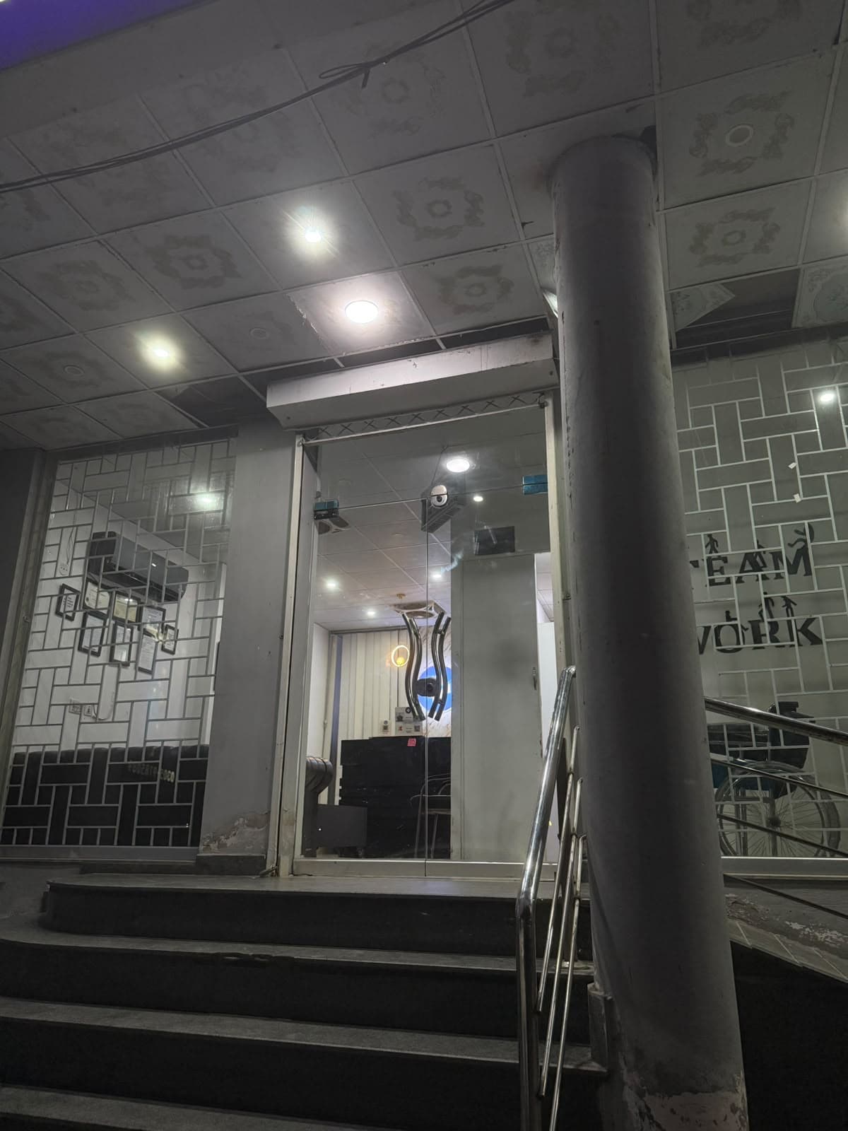 Entrance to the clinic with glass doors and reception visible inside